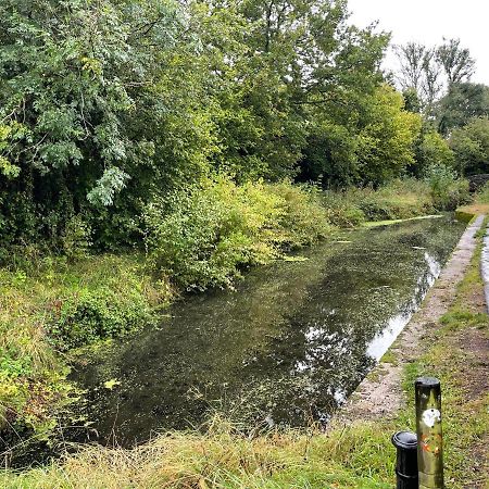 Traditional Cosy Pet Friendly Cottage By The Canal With Cymru Holidays Cwmbran Zewnętrze zdjęcie