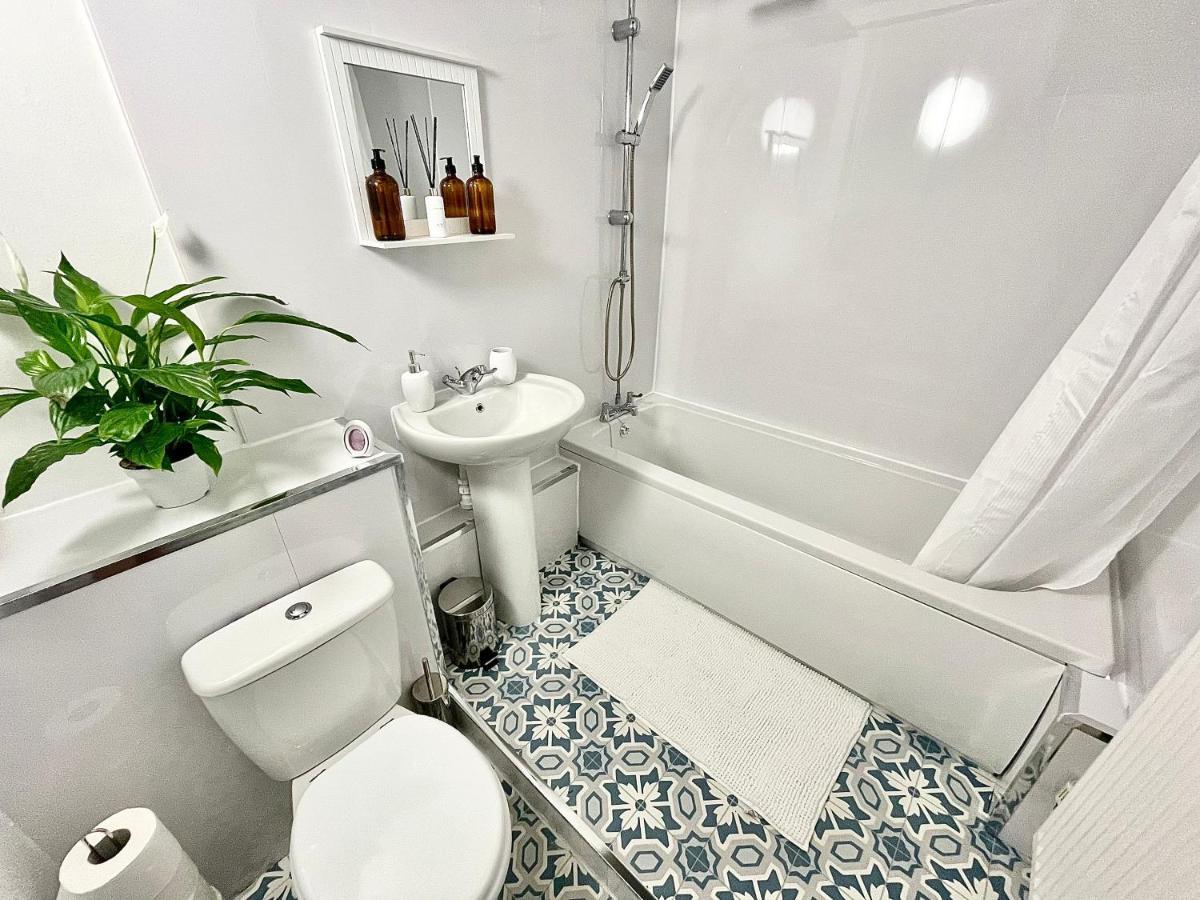 Traditional Cosy Pet Friendly Cottage By The Canal With Cymru Holidays Cwmbran Zewnętrze zdjęcie