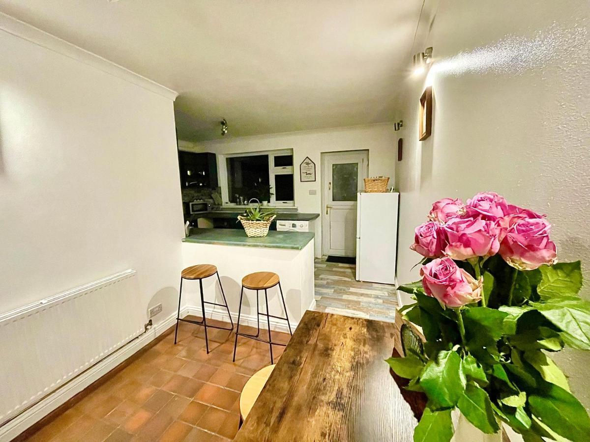 Traditional Cosy Pet Friendly Cottage By The Canal With Cymru Holidays Cwmbran Zewnętrze zdjęcie